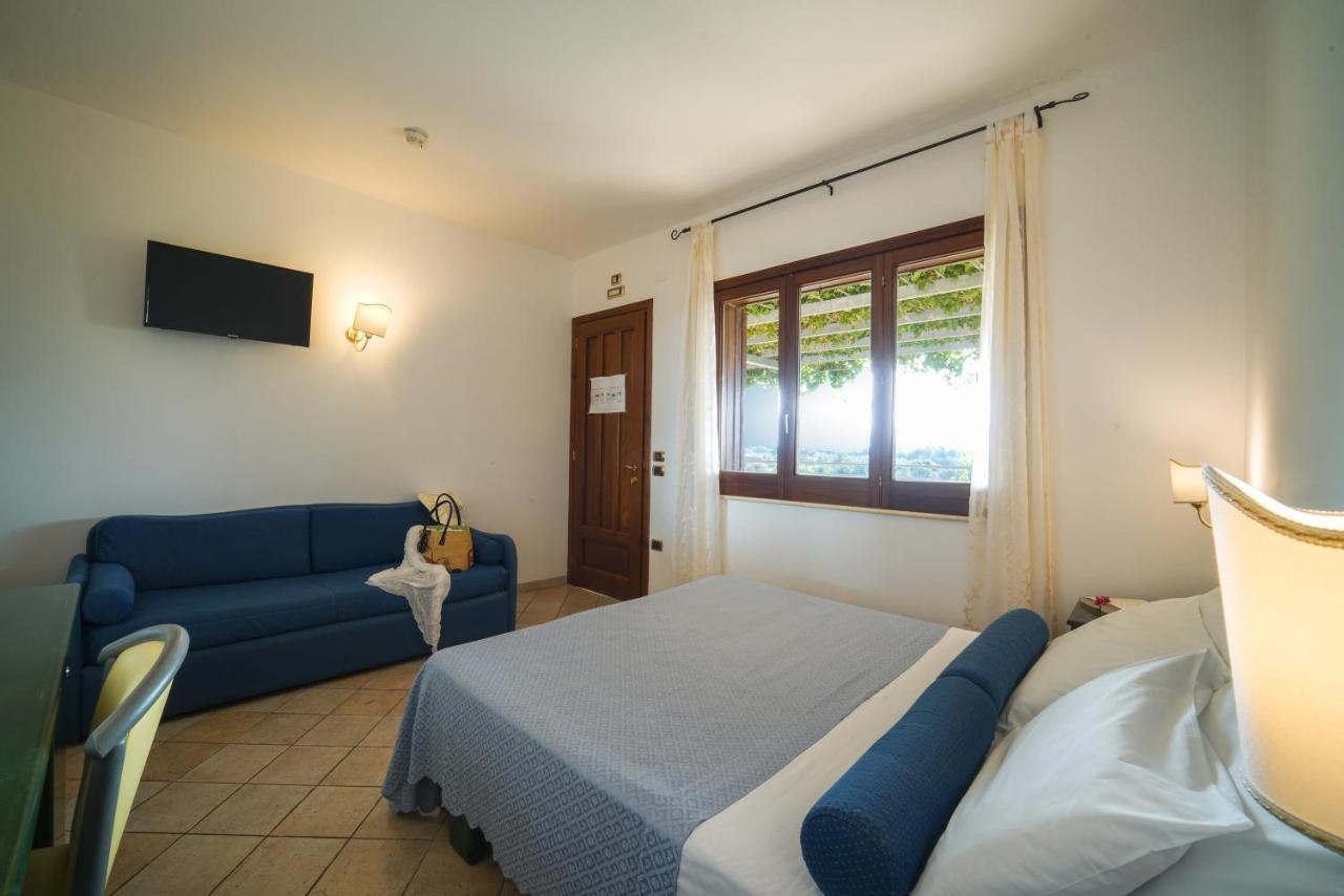 Hotel Scoglio Del Leone Zambrone Eksteriør billede