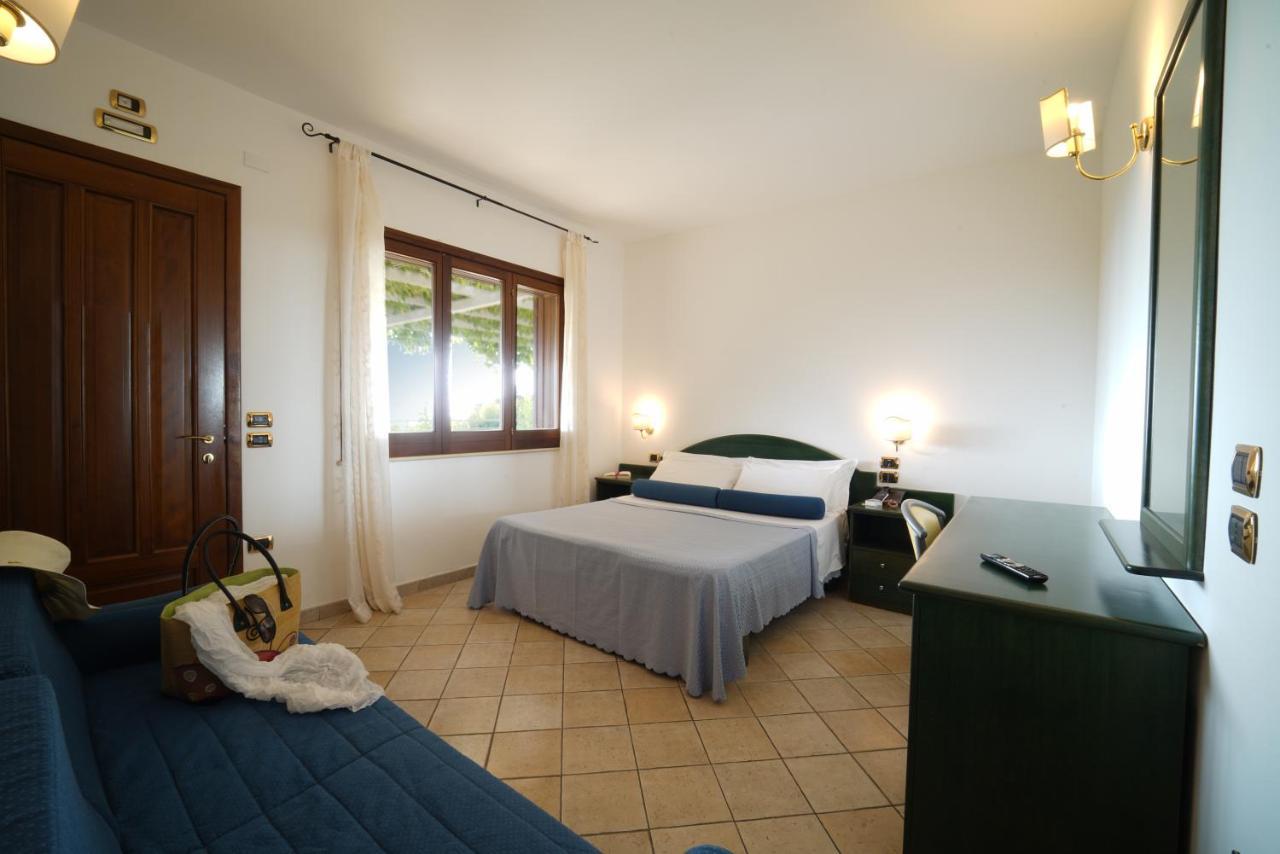 Hotel Scoglio Del Leone Zambrone Eksteriør billede