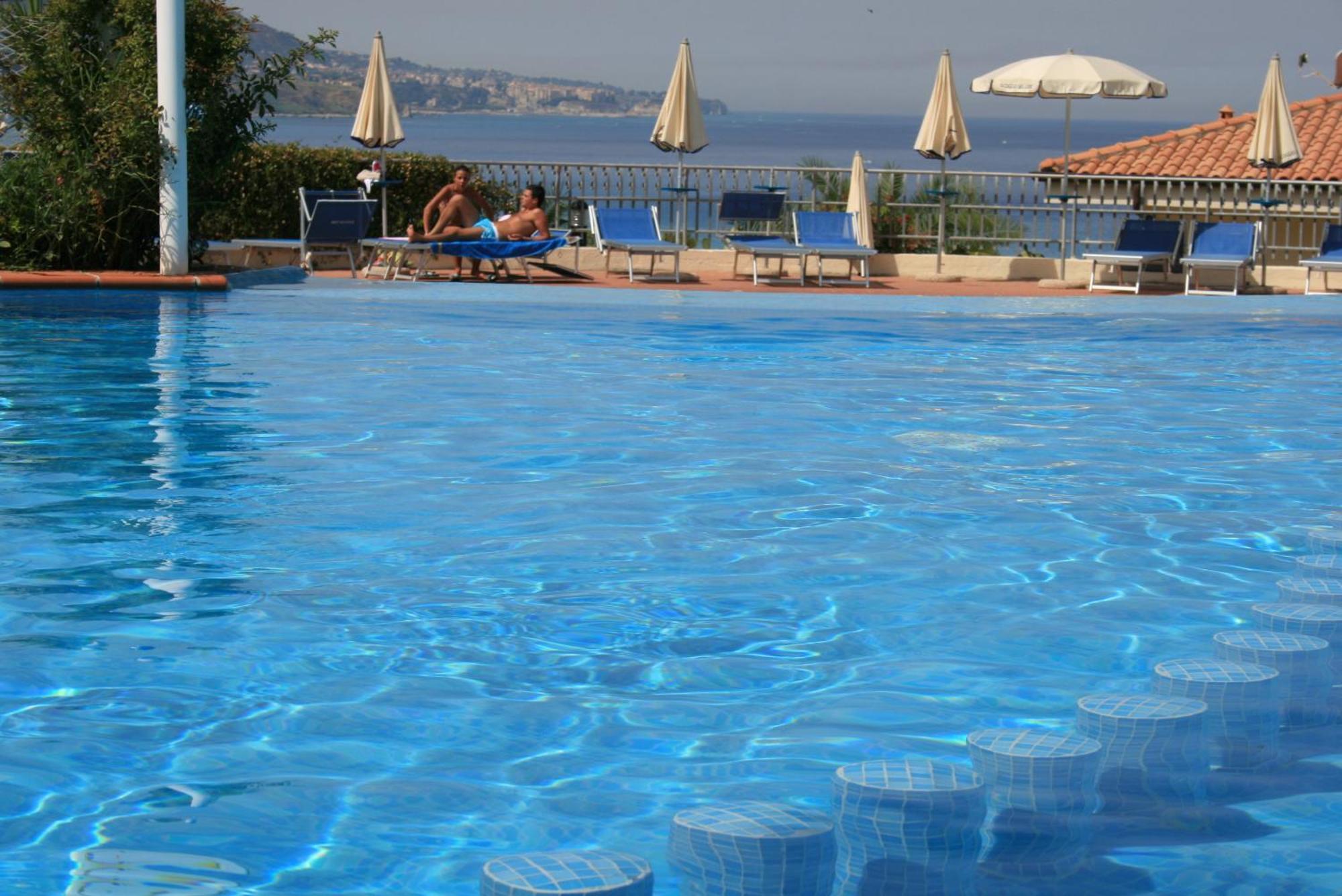 Hotel Scoglio Del Leone Zambrone Eksteriør billede